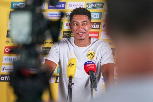 05.08.2025, Tag 2 im Trainingslager von Borussia Dortmund in Saalfelden, Medienrunde mit Jobe Bellingham (Borussia Dortmund), Saalfelden Leichtathletikplatz Saalfelden Salzburg Österreich xRHR-FOTO DEx *** 05 08 2025, Day 2 at Borussia Dortmunds training camp in Saalfelden, media round with Jobe Bellingham Borussia Dortmund , Saalfelden athletics ground Saalfelden Salzburg Austria xRHR PHOTO ENx Copyright: DennisxEwert RHR-FOTOx RHR-FOTO DE