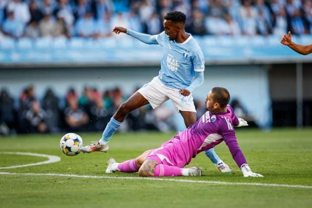 MALMÖ, SVERIGE 20250805 Köpenhamns malvakt Dominik Kotarski i kamp med Malmös Taha Ali under tisdagens kval till Champions League mellan Malmö FF och FC Köpenhamn pa Eleda Stadion. MALMÖ SVERIGE x10600x