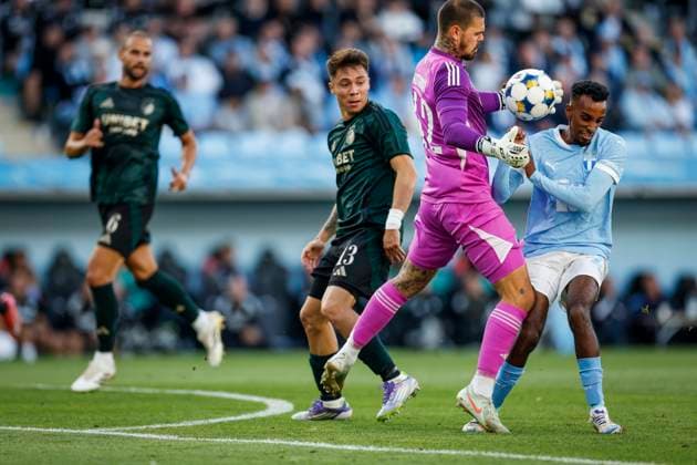 MALMÖ, SVERIGE 20250805 Köpenhamns malvakt Dominik Kotarski i kamp med Malmös Taha Ali (th) under tisdagens kval till Champions League mellan Malmö FF och FC Köpenhamn pa Eleda Stadion. MALMÖ SVERIGE x10600x