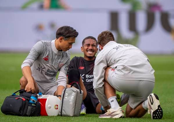 Arthur (Bayer 04 Leverkusen, 13) liegt verletzt am Boden und wird von den Ärzten behandelt. 05.08.2025, Bayer Leverkusen - Pisa Sporting Club, Fussball, Testspiel, GER, Leverkusen, BayArena DFL regulations prohibit any use of photographs as image sequences and or quasi-video. *** Arthur Bayer 04 Leverkusen, 13 lies injured on the ground and is treated by the doctors 05 08 2025, Bayer Leverkusen Pisa Sporting Club, Football, Test match, GER, Leverkusen, BayArena DFL regulations prohibit any use of photographs as image sequences and or quasi video Copyright: HMBxMedia xMarcoxBader