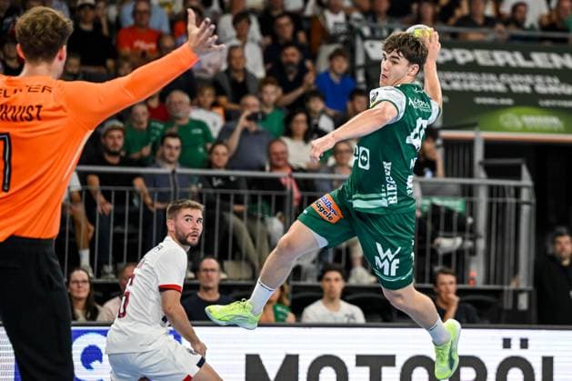Torwart Mikkel Lovkvist (Paris Saint-Germain) und Elias Newel (FRISCH AUF! Goeppingen) battle for the ball during the Handball Friendly match between Frisch Auf! Göppingen and Paris Saint-Germain at ratiopharm Arena on August 5, 2025 in Neu-Ulm, Germany. (Photo by Harry Langer DeFodi Images)
