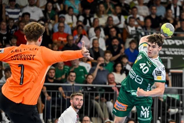 Torwart Mikkel Lovkvist (Paris Saint-Germain) und Elias Newel (FRISCH AUF! Goeppingen) battle for the ball during the Handball Friendly match between Frisch Auf! Göppingen and Paris Saint-Germain at ratiopharm Arena on August 5, 2025 in Neu-Ulm, Germany. (Photo by Harry Langer DeFodi Images)