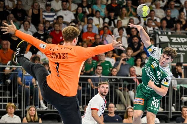 Torwart Mikkel Lovkvist (Paris Saint-Germain) und Elias Newel (FRISCH AUF! Goeppingen) battle for the ball during the Handball Friendly match between Frisch Auf! Göppingen and Paris Saint-Germain at ratiopharm Arena on August 5, 2025 in Neu-Ulm, Germany. (Photo by Harry Langer DeFodi Images)