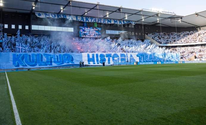 MALMÖ, SVERIGE 20250805 Malmös klack, fans, supportrar med tifo med texten Kultur historia tradition under tisdagens kval till Champions League mellan Malmö FF och FC Köpenhamn pa Eleda Stadion. MALMÖ SVERIGE x10600x