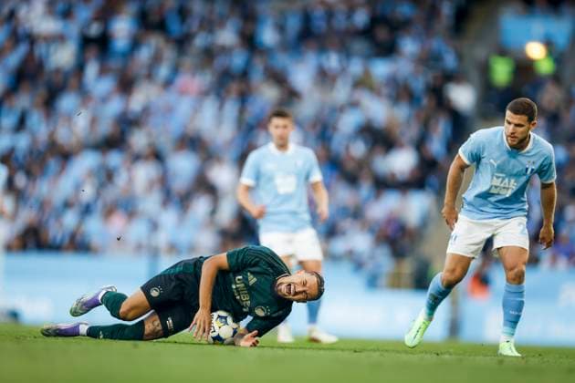 MALMÖ, SVERIGE 20250805 Köpenhamns Jordan Larsson faller brevid Malmös Gabriel Busanello under tisdagens kval till Champions League mellan Malmö FF och FC Köpenhamn pa Eleda Stadion. MALMÖ SVERIGE x10600x