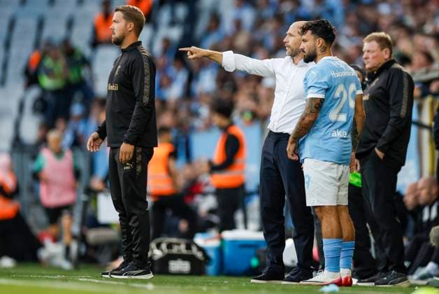 MALMÖ, SVERIGE 20250805 Malmös tränare Henrik Rydström i samtal med Sead Haksabanovic under tisdagens kval till Champions League mellan Malmö FF och FC Köpenhamn pa Eleda Stadion. MALMÖ SVERIGE x10600x
