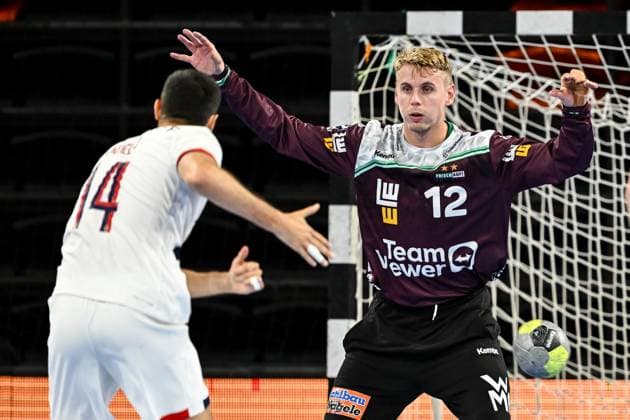 Ferran Sole Sala (Paris Saint-Germain) und Torwart Kristian Saveras (FRISCH AUF! Goeppingen) battle for the ball during the Handball Friendly match between Frisch Auf! Göppingen and Paris Saint-Germain at ratiopharm Arena on August 5, 2025 in Neu-Ulm, Germany. (Photo by Harry Langer DeFodi Images)
