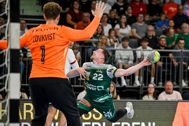 Torwart Mikkel Lovkvist (Paris Saint-Germain) und Erik Persson (FRISCH AUF! Goeppingen) battle for the ball during the Handball Friendly match between Frisch Auf! Göppingen and Paris Saint-Germain at ratiopharm Arena on August 5, 2025 in Neu-Ulm, Germany. (Photo by Harry Langer DeFodi Images)