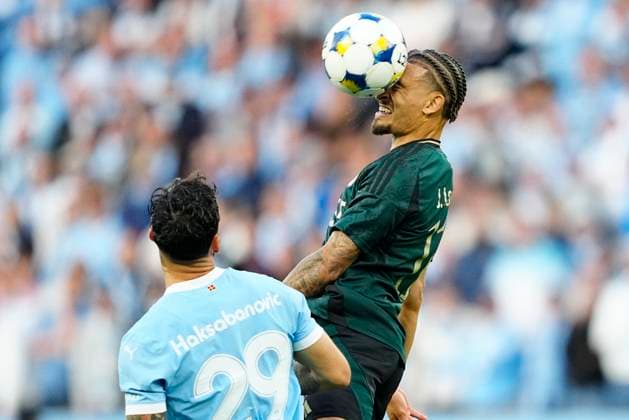 Champions League: Malmö FF - FC Copenhagen Copenhagen s Jordan Larsson and Malmo s Sead Haksabanovic during the Champions League match in the third qualifying round between Malmö FF and FC Koebenhavn at Eleda Stadion in Malmö, Tuesday, August 5, 2025. (Photo: Mads Claus Rasmussen Scanpix 2025) , Malmö Denmark Copyright: MadsxClausxRasmussenx spdk20250805-201746-L