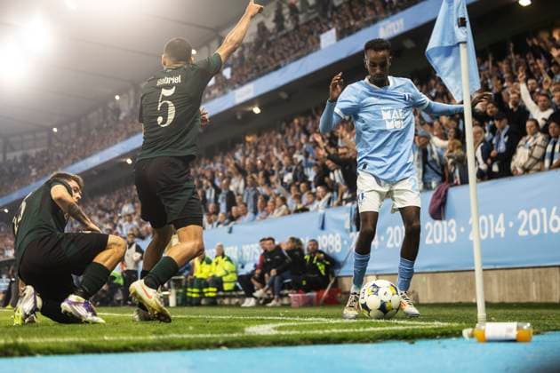 MALMÖ, SVERIGE 20250805 Malmö FF:s Taha Ali (th) samt FC Köpenhamns Gabriel Pereira och Rodrigo Huescas under tisdagens kval till Champions League mellan Malmö FF och FC Köpenhamn pa Eleda Stadion. MALMÖ SVERIGE x10600x