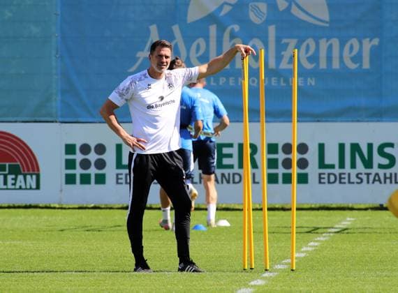 Fussball, Herren, 3.Liga, Saison 2025 2026, TSV 1860 München, Training, Grünwalder Strasse 114 Patrick Glöckner Gloeckner, Trainer (TSV 1860 München) stehend auf dem Trainingsplatz mit einer Hand an einer Stange festhaltend