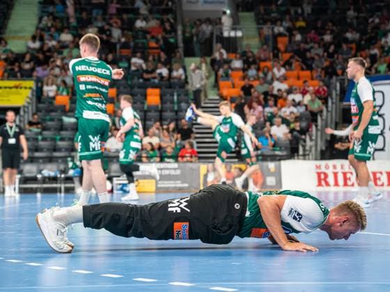 Kristian Saeveras (Frisch Auf Goeppingen, 12) beim Aufwaermen, Frisch Auf Goeppingen vs. Paris Saint-Germain, Handball, Testspiel, Herren, Spielzeit 2025 2026, 05.08.2025, Frisch Auf Goeppingen vs. Paris Saint-Germain, Handball, Testspiel, Herren, Spielzeit 2025 2026, 05.08.2025 Neu-Ulm Copyright: xEibner-Pressefoto MichaelxSchmidx EP_MST