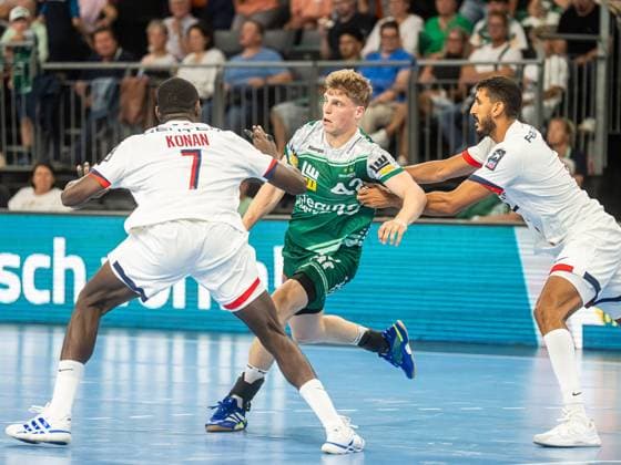 Martin Hanne (Frisch Auf Goeppingen, 42) im Duell mit Yahia Omar (Paris Saint-Germain, 05) und Karl Konan (Paris Saint-Germain, 07), Frisch Auf Goeppingen vs. Paris Saint-Germain, Handball, Testspiel, Herren, Spielzeit 2025 2026, 05.08.2025, Frisch Auf Goeppingen vs. Paris Saint-Germain, Handball, Testspiel, Herren, Spielzeit 2025 2026, 05.08.2025 Neu-Ulm Copyright: xEibner-Pressefoto MichaelxSchmidx EP_MST
