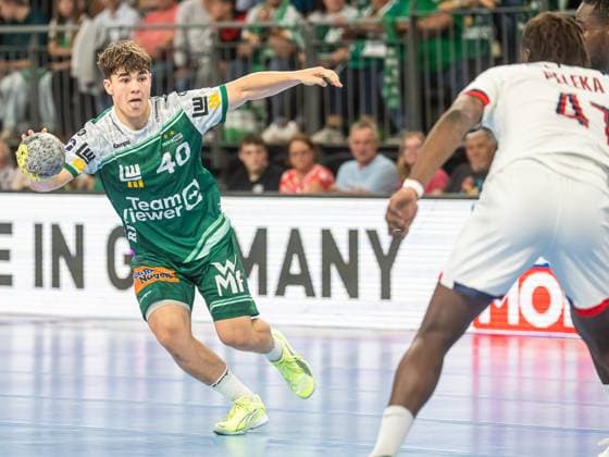 Elias Newel (Frisch Auf Goeppingen, 40) mit Tempo am Ball, Frisch Auf Goeppingen vs. Paris Saint-Germain, Handball, Testspiel, Herren, Spielzeit 2025 2026, 05.08.2025, Frisch Auf Goeppingen vs. Paris Saint-Germain, Handball, Testspiel, Herren, Spielzeit 2025 2026, 05.08.2025 Neu-Ulm Copyright: xEibner-Pressefoto MichaelxSchmidx EP_MST