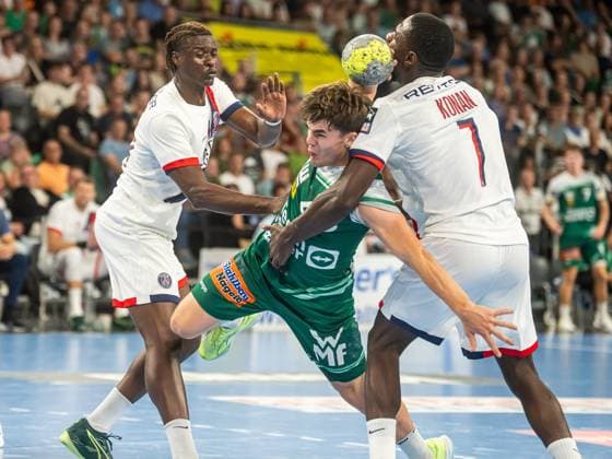 Elias Newel (Frisch Auf Goeppingen, 40) im Duell mit Karl Konan (Paris Saint-Germain, 07), Frisch Auf Goeppingen vs. Paris Saint-Germain, Handball, Testspiel, Herren, Spielzeit 2025 2026, 05.08.2025, Frisch Auf Goeppingen vs. Paris Saint-Germain, Handball, Testspiel, Herren, Spielzeit 2025 2026, 05.08.2025 Neu-Ulm Copyright: xEibner-Pressefoto MichaelxSchmidx EP_MST