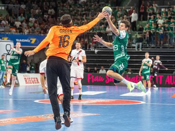 Rutger ten Velde (Frisch Auf Goeppingen, 05) faengt den Ball vor Jannick Green (Paris Saint-Germain, 16), Frisch Auf Goeppingen vs. Paris Saint-Germain, Handball, Testspiel, Herren, Spielzeit 2025 2026, 05.08.2025, Frisch Auf Goeppingen vs. Paris Saint-Germain, Handball, Testspiel, Herren, Spielzeit 2025 2026, 05.08.2025 Neu-Ulm Copyright: xEibner-Pressefoto MichaelxSchmidx EP_MST