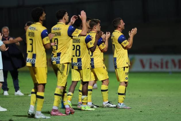 Maccabi Tel Aviv players applaud after the the UEFA Europa League Third qualifying round, 1st leg soccer match between Hamrun Spartans FC and Maccabi Tel Aviv FC at the Tony Bezzina Stadium, in Paola, Malta, on 05 August 2025. UEFA Europa League - Hamrun Spartans FC v Maccabi Tel Aviv FC