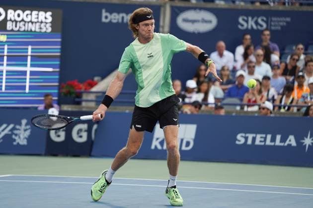 ATP, Tennis Herren Masters 1000 National Bank Open Toronto Presented by Rogers 2025 - Quarterfinals - Day 11 Andrey Rublev of Russia plays a backhand against Taylor Fritz of the United States during the Men s Singles quarterfinals match on day 10 of the ATP Masters 1000 National Bank Open at Sobeys Stadium. on August 4, 2025 in Toronto, Canada. (Photo by Leonardo Ramirez Eyepix Group) Copyright: xLeonardoxRamirezx xEyepixxGroupx LR-01082025-05805