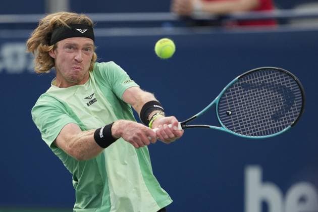 August 5, 2025, Toronto, Ontario, Canada: Andrey Rublev of Russia plays a backhand against Taylor Fritz of the United States during the Men s Singles quarterfinals match on day 10 of the ATP, Tennis Herren Masters 1000 National Bank Open at Sobeys Stadium. on August 4, 2025 in Toronto, Canada. Toronto Canada - ZUMAe321 20250805_zsa_e321_006 Copyright: xLeonardoxRamirezx