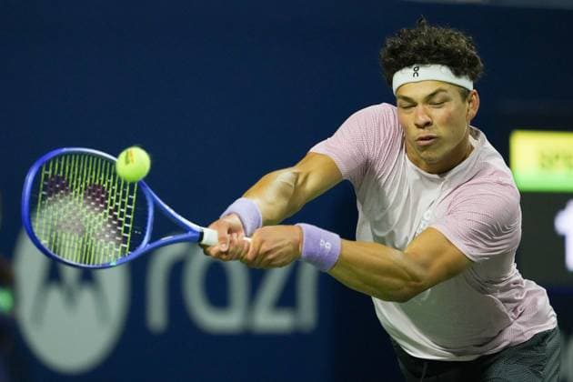 August 5, 2025, Toronto, Ontario, Canada: Ben Shelton of the United States plays a backhand against Alex De Minaur of Australia during the Men s Singles quarterfinals match on day 10 of the ATP, Tennis Herren Masters 1000 National Bank Open at Sobeys Stadium. on August 5, 2025 in Toronto, Canada. Toronto Canada - ZUMAe321 20250805_zsa_e321_134 Copyright: xLeonardoxRamirezx