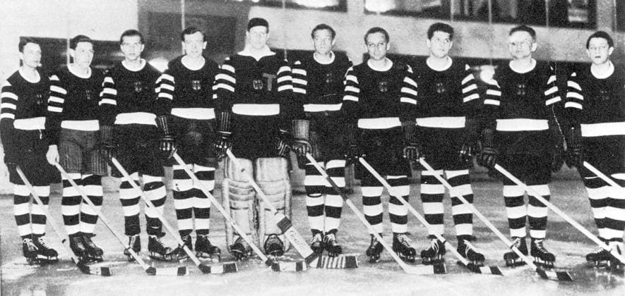 Olympische Winterspiele in Lake Placid Eishockey Die deutsche Eishockeymannschaft erreicht Bronze. B.z. v.l. Erich Herker, Georg Strobel, Werner Korff, Alfred Heinrich, Walter Schroettle, Marquard Slevogt, Erich Roemer und Rudi Ball. 1932 in Lake Placid - USA -Archiv !ACHTUNG AUFNAHMEDATUM GESCHÄTZT! *** Olympic Winter Games in Lake Placid Ice hockey The German Ice hockey team reached Bronze B Z v l Erich Herker, Georg Strobel, Werner Korff, Alfred Heinrich, Walter Schroettle, Marquard Slevogt, Erich Roemer and Rudi Ball 1932 in Lake Placid USA Archive ATTENTION date estimated !ACHTUNG AUFNAHMEDATUM GESCHÄTZT!