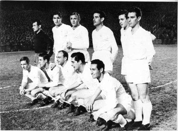 Fussball Spanien Am 28. Mai steht die Mannschaftdes FC Barcelona, Barca im Endspiel um den Europapokal in Bruessel gegen Mailand. U.B.z. stehend v.l. Alonso, Marquitos, Santamaria, Lesmes, Santisteban, Zarraga; knieend v.l. Kopa, Mateos (Matoos?), Di Stefano, Rial und Gento. 1958 !ACHTUNG AUFNAHMEDATUM GESCHÄTZT! *** Football Spain at 28 May is The Team of the FC Barcelona in Final to the European Cup in Brussels against Milan u B Z standing v l Alonso, Marquitos, Santamaria, Lesmes, Santisteban, Zárraga his knees v l Kopa, Mateos Matoos , Tue Stefano, Rial and Gento 1958 ATTENTION date estimated !ACHTUNG AUFNAHMEDATUM GESCHÄTZT!