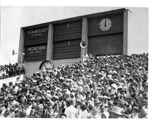 Deutsche Fussballmeisterschaft Endspiel FC Bayern Muenchen - Eintracht Frankfurt 2:0 (1:0) U.B.z. Blick auf die Anzeigentafel und Zuschauer. 12.06.1932 in Nuernberg (Zabo) - Deutschland