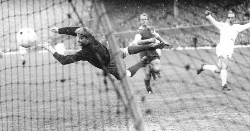 Europapokal der Landesmeister Endspiel Real Madrid - Eintracht Frankfurt 7:3 (2:1) U.B.z. di Stefano (rechts Madrid) schiesst an Torwart Loy (Frankfurt) zum 7:2 ein. 18.05.1960 in Glasgow (Hampden Park) - Schottland