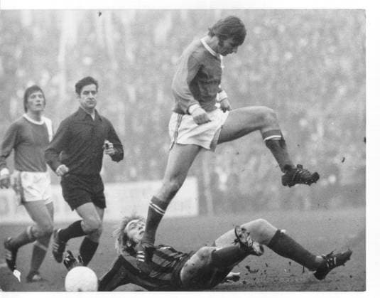 Fussballbundesliga Schalke 04 - Hannover 96 5:0 (3:0) U.B.z. Reinhard Libuda (Schalke) springt ueber den am Boden liegenden Hans-Joachim Weller (H96). Links der Schalker Heinz van Haaren und Schiedsrichter Heinz Quindeau (Ludwigshafen). 22.01.1972 in Gelsenkirchen (Glueckauf-Kampfbahn) - Deutschland *** Football Bundesliga Schalke 04 Hanover 96 5 0 3 0 u B Z Reinhard Libuda Schalke jumps ueber the at Bottom lying Hans Joachim Weller H96 left the Schalke Heinz van Hair and Referees Heinz Quindeau Ludwigshafen 22 01 1972 in Gelsenkirchen Glueckauf Arena Germany