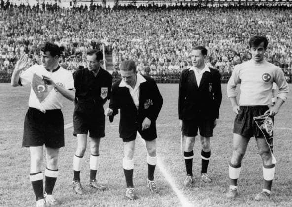 Fussballweltmeisterschaft in der Schweiz Finalrunde Gruppe 2 Deutschland - Tuerkei 4:1 (1:1) Platzwahl. U.B.z. v.l. Fritz Walter (GER), ein Linienrichter, Schiedsrichter da Costa (POR), ein Linienrichter und Torwart Seren Turgay (TUR). 17.06.1954 in Bern (Wankdorf-Stadion) - Schweiz