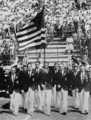 Fussballlaenderspiel (Play-Off) Qualifikationsspiel zur Weltmeisterschaft, Gruppe 11 USA - Mexiko 4:2 (2:1) B.z. die Spieler der USA marschieren mit wehenden Fahnen in das Stadion. 24.05.1934 in Rom - Italien -Archiv *** Football international match Play Off Qualification match to World Championship, Group 11 USA Mexico 4 2 2 1 B Z The Players the USA march with blowing Flags in the Stadium 24 05 1934 in Rome Italy Archive