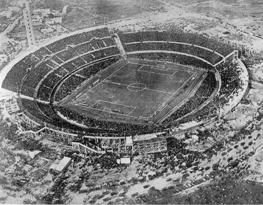 Fussballweltmeisterschaft in Uruguay Endspiel Uruguay - Argentinien 4:2 (1:2) B.z. das volle Stadion Centenario aus der Vogelperspektive in das zum Endspiel aus Sicherheitsgruenden nur 70.000 statt, wie zur Eroeffnung, 100.000 Menschen eingelassen wurden. 30.07.1930 in Montevideo (Centenario Stadion) - Uruguay -Archiv *** Football World Cup in Uruguay Final Uruguay Argentina 4 2 1 2 B Z the full Stadium Centenario out the birds eye view in the to Final out Security reasons only 70 000 takes place, Like to Opening, 100 000 People them were 30 07 1930 in Montevideo Centenario Stadium Uruguay Archive