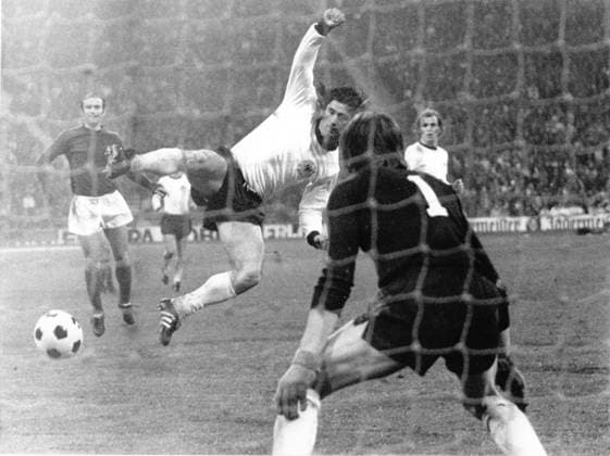 Fussballlaenderspiel Freundschaftsspiel Deutschland - Jugoslawien 0:1 (0:0) U.B.z. Gerd Mueller (GER) schiesst auf das Tor wo Torwart Maric (YUG) wartet. Rechts beobachtet Uli Hoeness (GER). 09.05.1973 in *** Football international match Friendly match Germany Yugoslavia 0 1 0 0 u B Z Gerd Mueller ger shoots on the goal where Goalkeeper Maric YUG waiting right observed Uli Hoeneß ger 09 05 1973 in