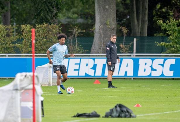 Fussball, Herren, Saison 2025 26, 2. Bundesliga, Hertha BSC, Training, v.l. Jeremy Dudziak (Hertha BSC), Trainer Stefan Leitl (Hertha BSC), 06.08. 2025,