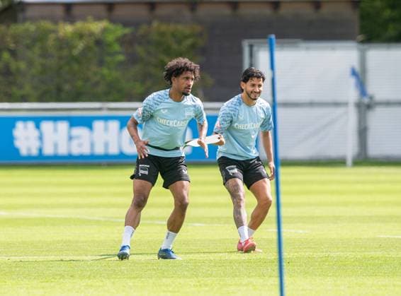 Fussball, Herren, Saison 2025 26, 2. Bundesliga, Hertha BSC, Training, v.l. Jeremy Dudziak (Hertha BSC), Kevin Sessa (Hertha BSC), 06.08. 2025,