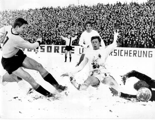 Fussballbundesliga Alemannia Aachen - Borussia Moenchengladbach 2:1 (2:1) So fiel in Aachen das entscheidende Tor zum 2:1 fuer Alemannia durch Klostermann. U.B.z. v.l. Heinz-Gerd Klostermann (Aachen), Kremers, Winfried Schaefer (Nr.8) und Torwart Wolfgang Kleff (alle Gladbach). 08.02.1969 in Aachen (Tivoli Stadion) - Deutschland *** Football Bundesliga Alemannia Aachen Borussia Moenchengladbach 2 1 2 1 as Feel in Aachen the crucial goal to 2 1 for Alemannia through Klostermann u B Z v l Heinz Gerd Klostermann Aachen , Kremers, Winfried Schaefer No 8 and Goalkeeper Wolfgang Kleff all Gladbach 08 02 1969 in Aachen Tivoli Stadium Germany