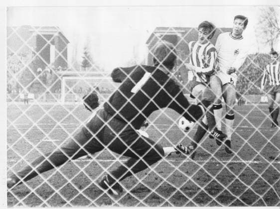 Fussballbundesliga 1. FC Koeln - Borussia Moenchengladbach 0:1 (0:0) U.B.z. v.l. Torwart Wolfgang Kleff (Gladbach), Hennes Loehr (Koeln) und Peter Dietrich (Gladbach). 29.11.1969 in Koeln (Muengersdorfer Stadion) - Deutschland *** Football Bundesliga 1 FC Cologne Borussia Moenchengladbach 0 1 0 0 u B Z v l Goalkeeper Wolfgang Kleff Gladbach , Hennes Loehr Cologne and Peter Dietrich Gladbach 29 11 1969 in Cologne Muengersdorfer Stadium Germany