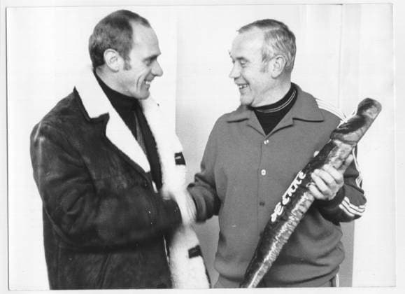 Zur Fussballbundesliga Borussia Moenchengladbach - Hannover 96 5:0 (1:0) U.B.z. Udo Lattek (links Trainer-Assistent der Nationalmannschaft) gratuliert Trainer Hennes Weisweiler (Gladbach) zum 50. Geburtstag. 05.12.1969 in Moenchengladbach - Deutschland *** to Football Bundesliga Borussia Moenchengladbach Hanover 96 5 0 1 0 u B Z Udo Lattek left team manager Assistant the national team congratulated team manager Hennes Weisweiler Gladbach to 50 Birthday 05 12 1969 in Moenchengladbach Germany