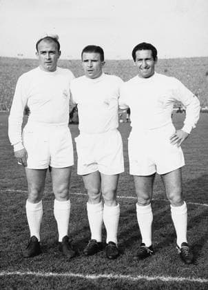 Fussball Spanien Drei Spieler von Real Madrid. U.B.z. v.l. Alfredo di Stefano, Ferenc Puskas und Francisco Gento. 1960er Jahre !ACHTUNG AUFNAHMEDATUM GESCHÄTZT! *** Football Spain Three Players from Real Madrid u B Z v l Alfredo Tue Stefano, Ferenc Puskas and Francisco Gento 1960 Years ATTENTION date estimated !ACHTUNG AUFNAHMEDATUM GESCHÄTZT!