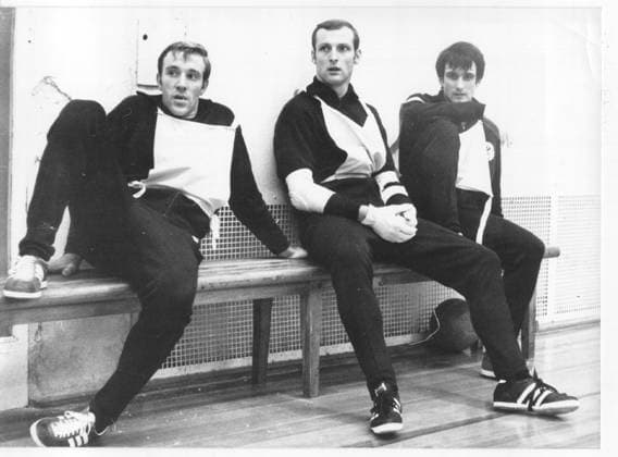 Fussball Deutschland Lehrgang der Fussballnationalspieler in der Sportschule Gruenberg anlaesslich des Europameisterschaftsqualifikationsspiels (Rueckspiel) gegen Albanien am 17.12.1967. U.B.z. v.l. Guenter Netzer, Manfred Manglitz und Wolfgang Overath mit Laetzchen fuer die Probespiele. 11.12.1967 in Gruenberg - Deutschland *** Football Germany Course the Football players in the Sports School Gruenberg occasion the European Championship qualification game Rueckspiel against Albania at 17 12 1967 u B Z v l Guenter Netzer, Manfred Manglitz and Wolfgang Overath with Bib for The Auditions 11 12 1967 in Gruenberg Germany
