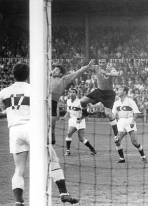 Fussballweltmeisterschaft in der Schweiz Finalrunde Gruppe 2 (2. Spiel) Deutschland - Tuerkei 7:2 (3:1) U.B.z. v.l. Torwart Suekrue (Mitte links TUR) verpasst hier eine Flanke, die Max Morlock (Mitte rechts GER) fuer einen Kopfball Richtung Tor nutzt. Auf der Linie kann aber Aussenlaeufer Naci (17 TUR) retten. 23.06.1954 in Zuerich (Hardturm-Stadion) - Schweiz