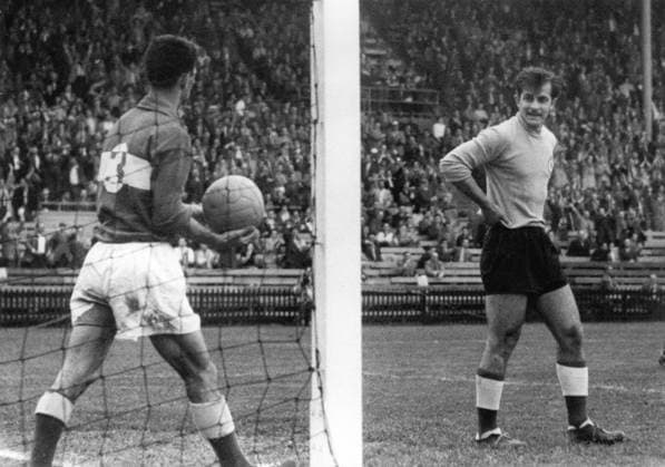 Fussballweltmeisterschaft in der Schweiz Finalrunde Gruppe 2 (1. Spiel) Deutschland - Tuerkei 4:1 (1:1) U.B.z. nach Tor Nummer drei durch Ottmar Walter (n.i.B. GER) holt Dirimlili Basri (links) den Ball fuer Torwart Seren Turgay (rechts beide TUR) aus dem Netz. 17.06.1954 in Bern (Wankdorf-Stadion) - Schweiz