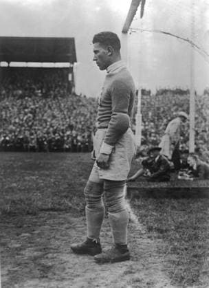 Fussballlaenderspiel Freundschaftsspiel Deutschland - Tschechoslowakei 2:1 (1:0) U.B.z. Torwart Frantisek Planicka (TCH) beobachtet das Spielgeschehen. 26.05.1935 in Dresden (DSC-Stadion am Ostragehege) - Deutschland *** Football international match Friendly match Germany Czechoslovakia 2 1 1 0 u B Z Goalkeeper Frantisek Plánicka TCH observed the Game 26 05 1935 in Dresden DSC Stadium at Ostragehege Germany