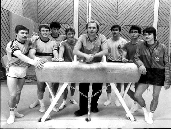 Fussball Deutschland FC Bayern Muenchen. U.B.z. Uli Hoeness (Bayern-Manager) inmitten von Turnern der Abteilung Kunstturnern. ca. 1980er Jahre !ACHTUNG AUFNAHMEDATUM GESCHÄTZT! *** Football Germany FC Bavaria Munich u B Z Uli Hoeneß Bavaria Manager midst from Turnern the Department artistic gymnasts Approx 1980 Years ATTENTION date estimated !ACHTUNG AUFNAHMEDATUM GESCHÄTZT!