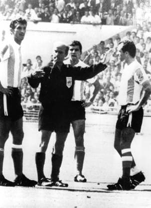 Fussballweltmeisterschaft in England Viertelfinale England - Argentinien 1:0 (0:0) U.B.z. Schiedsrichter Rudolf Kreitlein (GER) gibt dem argentinischen Kapitaen Antonio Rattin (links) wegen Foulspiels und Schiedsrichterbeleidigung einen Platzverweis. Da er sich weigert muessen Bobbies ihn abfuehren. 23.07.1966 in Wembley (Empire Stadium) - Grossbritannien *** Football World Cup in England Quarter-finals England Argentina 1 0 0 0 u B Z Referees Rudolf Kreitlein ger gives the Argentine Captain Antonio Rattin left due Foul play and Referee insult a Course reference there he to Weigert must Bobbies him lead off 23 07 1966 in Wembley Empire Stage UK