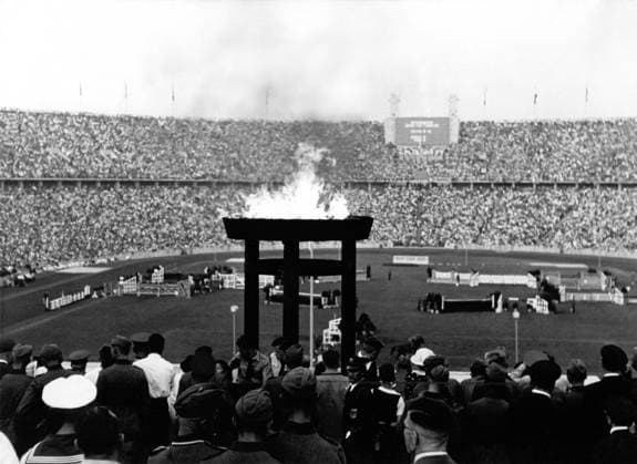 Olympische Sommerspiele in Berlin Dressurreiten U.B.z. den Hindernislauf fuer die Reiter. Im Vordergrund brennt das Olympische Feuer. August 1936 in Berlin (Olympiastadion) - Deutschland !ACHTUNG AUFNAHMEDATUM GESCHÄTZT! *** Olympic Summer Games in Berlin Dressage u B Z the Obstacle course for The Reiter in Foreground burns the Olympic Fire August 1936 in Berlin Olympic Stadium Germany ATTENTION date estimated !ACHTUNG AUFNAHMEDATUM GESCHÄTZT!