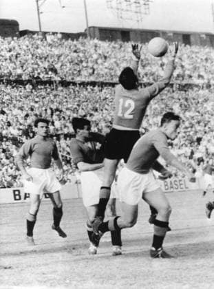 Fussballweltmeisterschaft in der Schweiz Finalrunde Gruppe 4 (Wiederholungsspiel) Schweiz - Italien 4:1 (1:0) U.B.z. Torwart Giovanni Viola (ITA) faengt den Ball vor dem Schweizer Jacques Fatton. Links Ardico Magnini und rechts Giovanni Giacomazzi (beide ITA). 23.06.1954 in Basel (St.-Jakob-Stadion) - Schweiz *** Football World Cup in the Switzerland Final Round Group 4 Repeat game Switzerland Italy 4 1 1 0 u B Z Goalkeeper Giovanni Viola ITA begins the Ball before the Swiss Jacques Fatton left Ardico Magnini and right Giovanni Giacomazzi both ITA 23 06 1954 in Basel St Jakob Stadium Switzerland