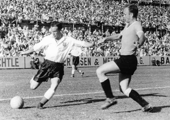 Fussballweltmeisterschaft in der Schweiz Viertelfinale Uruguay - England 4:2 (2:1) U.B.z. Nathaniel Lofthouse (links ENG) versucht hier an dem riesigen Verteidiger der Urus , Jose Santamaria, vorbei einen Torschuss. 26.06.1954 in Basel (St-.Josef-Stadion) - Schweiz *** Football World Cup in the Switzerland Quarter-finals Uruguay England 4 2 2 1 u B Z Nathaniel Lofthouse left tight tries here to the huge Defenders the Urus , Jose Santamaria, over a Torschuß 26 06 1954 in Basel St Joseph Stadium Switzerland