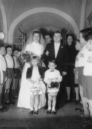 Fussball Deutschland U.B.z. Uwe Seeler, Stuermer beim Hamburger SV, heiratete Ilka Buck. Kleine HSVler stehen Spalier. 18.02.1959 in Hamburg - Deutschland *** Football Germany u B Z Uwe Seeler, Stuermer the Hamburg SV, married Ilka Buck small HSV member Stand Espalier 18 02 1959 in Hamburg Germany