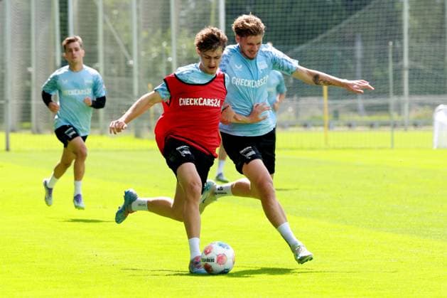 DEU, DFL, 2. FBL Hertha BSC, Training, 06.08.2025, Sportforum, Berlin, DEU, DFL, 2. FBL Hertha BSC, Training, im Bild Maurice Krattenmacher (Hertha BSC Berlin 14), Marton Dardai (Hertha BSC Berlin 31) DFL - regulations prohibit any use of Photographs as image sequences and or quasi-video
